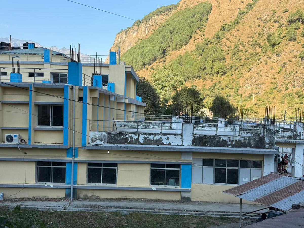 एक दशकदेखी बेनी अस्पताल भवन अधकल्चो, डाक्टर नहुँदा शल्यक्रिया सेवा ठप्प, प्राकृतिक चिकित्सालय पनि अलपत्र