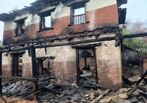 ताकमधारापानीमा अागाेलागीबाट घर जलेर नष्ट