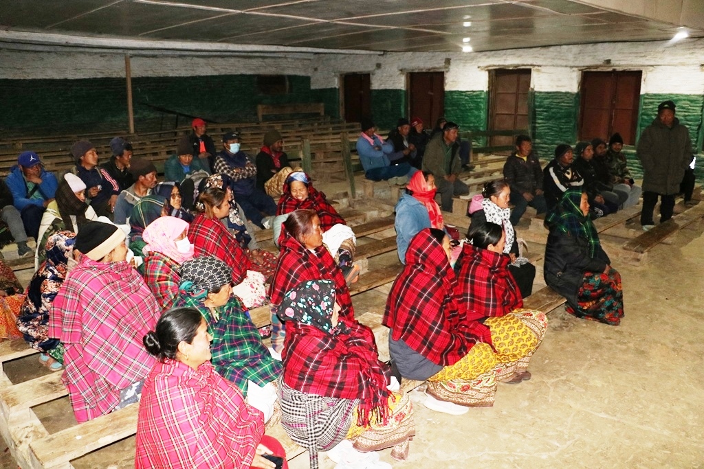 एमाले उम्मेदवार हरीकृष्ण भाेट माग्दै काफलडाँडा, राम्चे र नागीमा, मतदाता ‘आफन्त कि पार्टी’ राेज्ने धर्म संकटमा