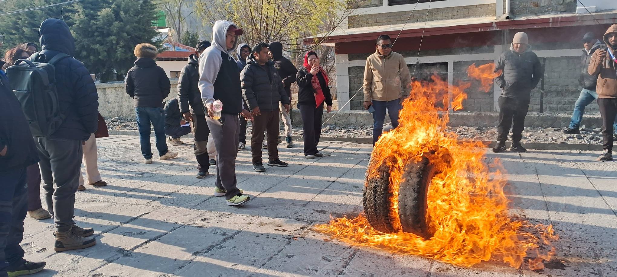 मतदातालाई बाँड्न लैजादै गरेको पैसासहित मुस्ताङमा पूर्ववडाध्यक्ष नियन्त्रणमा