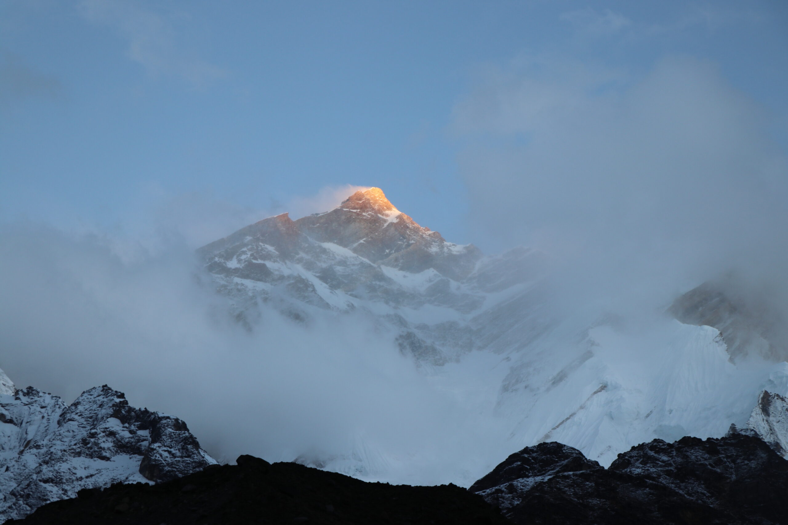 वसन्त याममा १२ अरेही अन्नपूर्णको चुचुरोमा