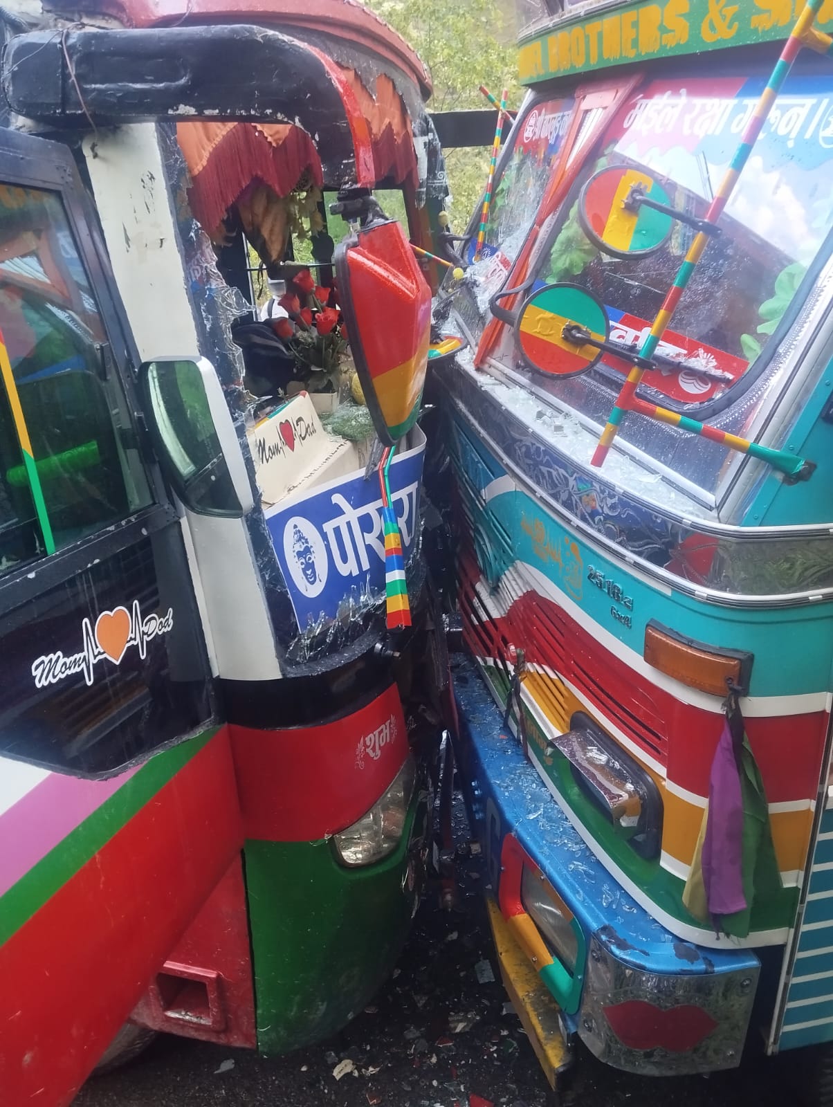 बेनी नजिकै जलेश्वरमा बस र ट्रक ठोक्किँदा १५ भारतीय पर्यटक घाइते