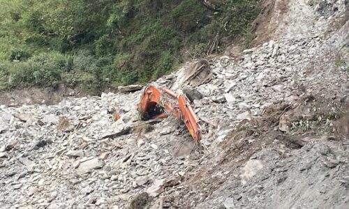 बेगमा पहिरोले स्काभेटर पुर्दा चालक वेपत्ता