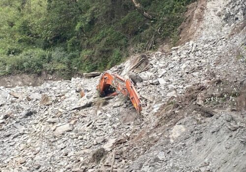 बेगमा पहिरोले स्काभेटर पुर्दा चालक वेपत्ता