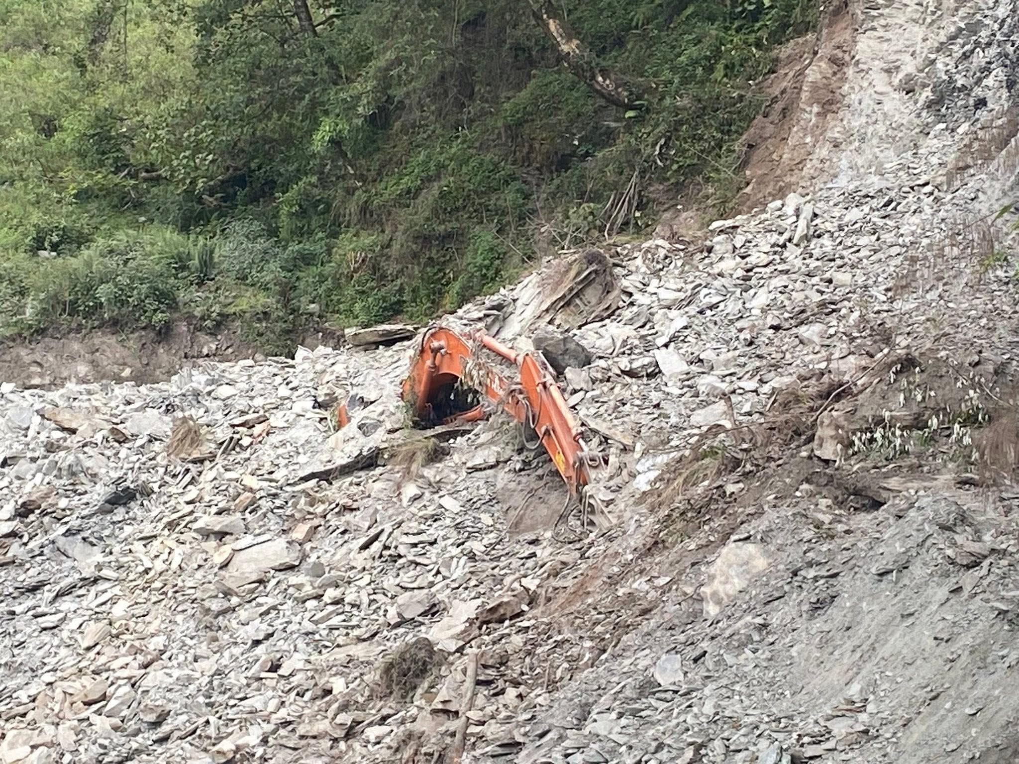 बेगमा पहिरोले स्काभेटर पुर्दा चालक वेपत्ता