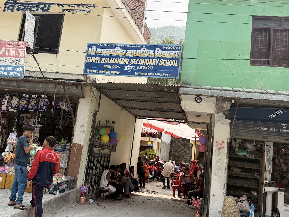 खरानीबाट ब्युातिएको ‘वालमन्दिर ः जहाँ भुईमान्छेका चिचिला, कोपिला र फूलहरु फक्रिरहेछन