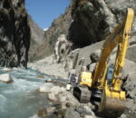 Beni 2 tatopani (9) भीरकाटेमा पहरा भत्केर खस्दा इभीगाडी पुरियाे, चालककाे उद्धारगरी अस्पताल लगिँदै