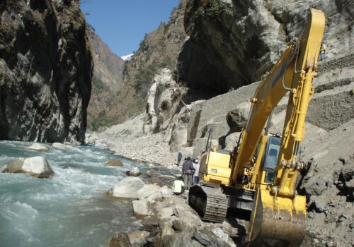 भीरकाटेमा पहरा भत्केर खस्दा इभीगाडी पुरियाे, चालककाे उद्धारगरी अस्पताल लगिँदै