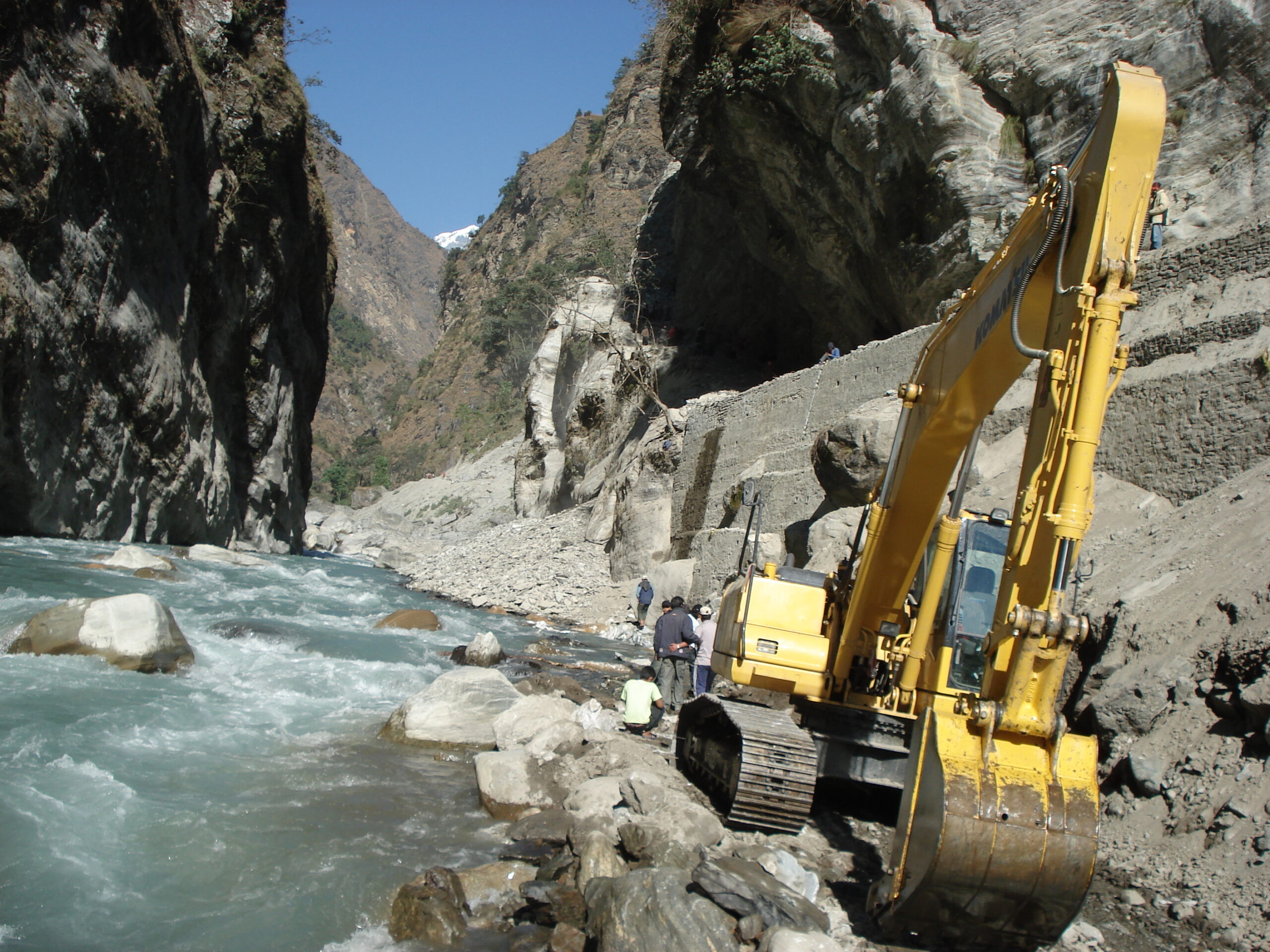 भीरकाटेमा पहरा भत्केर खस्दा इभीगाडी पुरियाे, चालककाे उद्धारगरी अस्पताल लगिँदै