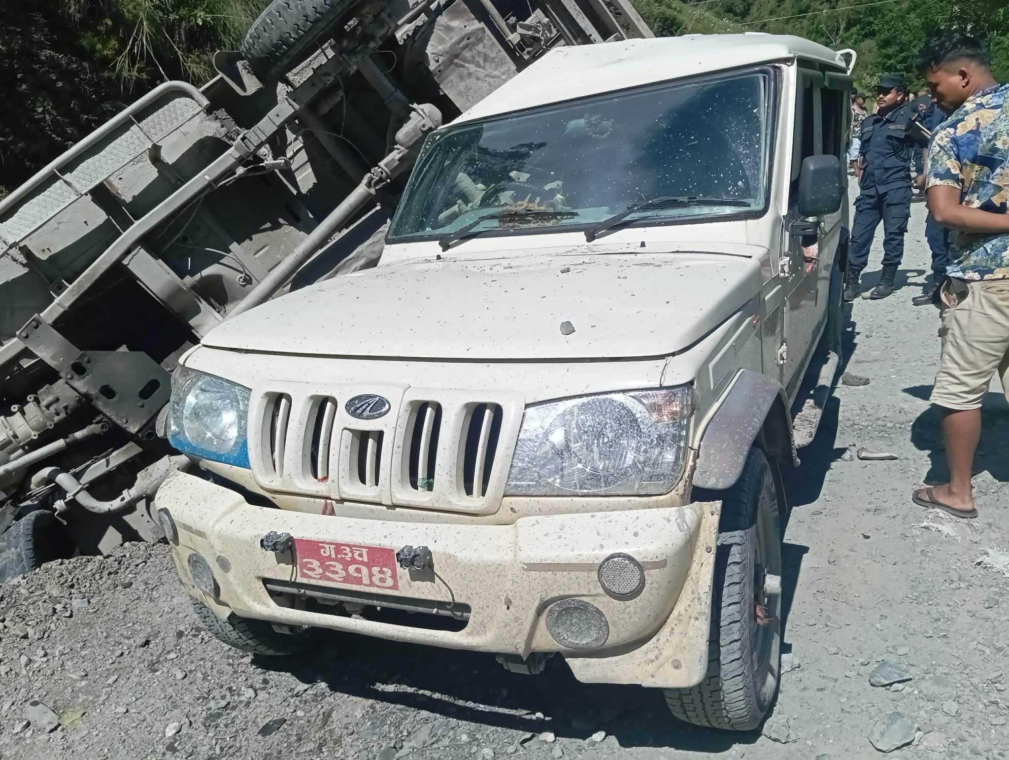 गुडिरहेको जिप जिपमाथि अर्काे जीप बज्रियो, घाइतेकाे उद्धार गरिँदै