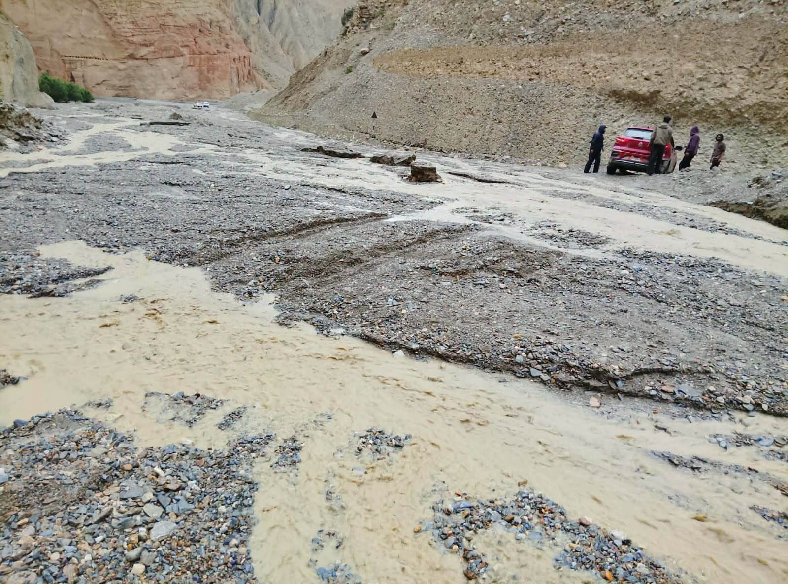 मुस्ताङको चैले नजिक घ्याकर खोलामा लेदोसहितको बाढी