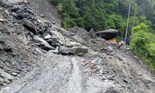 म्याग्दीमा पहिरोले बेनी-जोमसोम सडक अवरोध, पन्छाउने क्रममा स्काभेटरमा क्षति