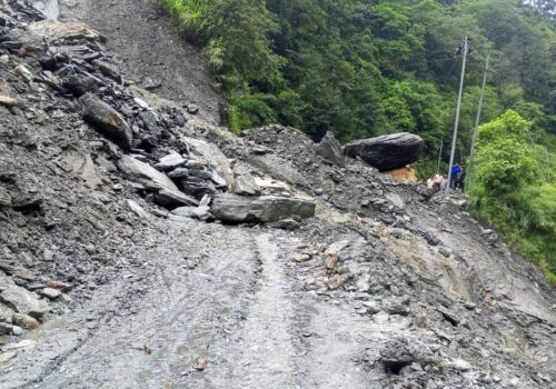 म्याग्दीमा पहिरोले बेनी-जोमसोम सडक अवरोध, पन्छाउने क्रममा स्काभेटरमा क्षति