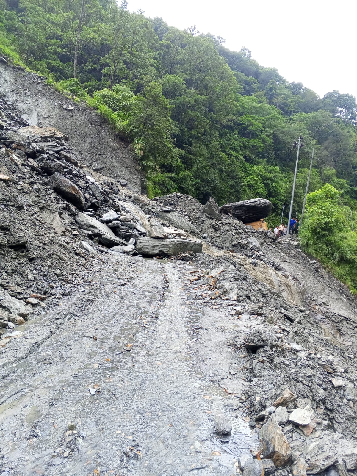 म्याग्दीमा पहिरोले बेनी-जोमसोम सडक अवरोध, पन्छाउने क्रममा स्काभेटरमा क्षति