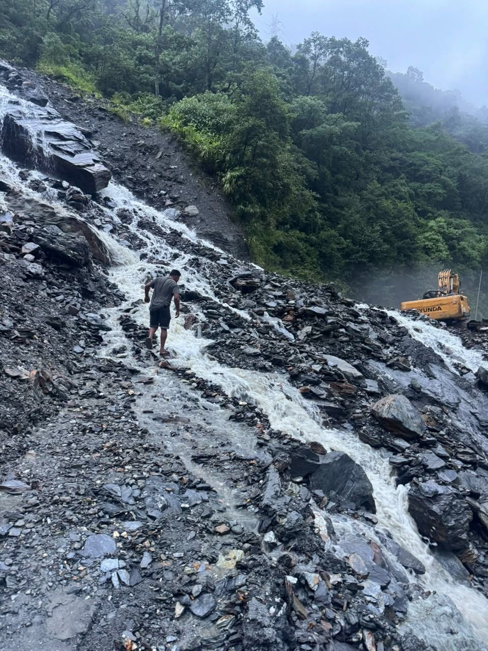 पहिरोले बेनी-जोमसोम सडकका दुई ठाउँमा यातायात अवरुद्ध