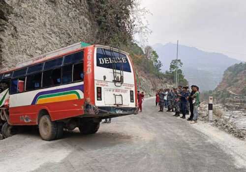 बेनीबाट घाेरेपानी जान छुटेकाे बस ५ मिनेटमै दुर्घटना, २६ जना घाईते, अधिकांश महिला, बालबालिका