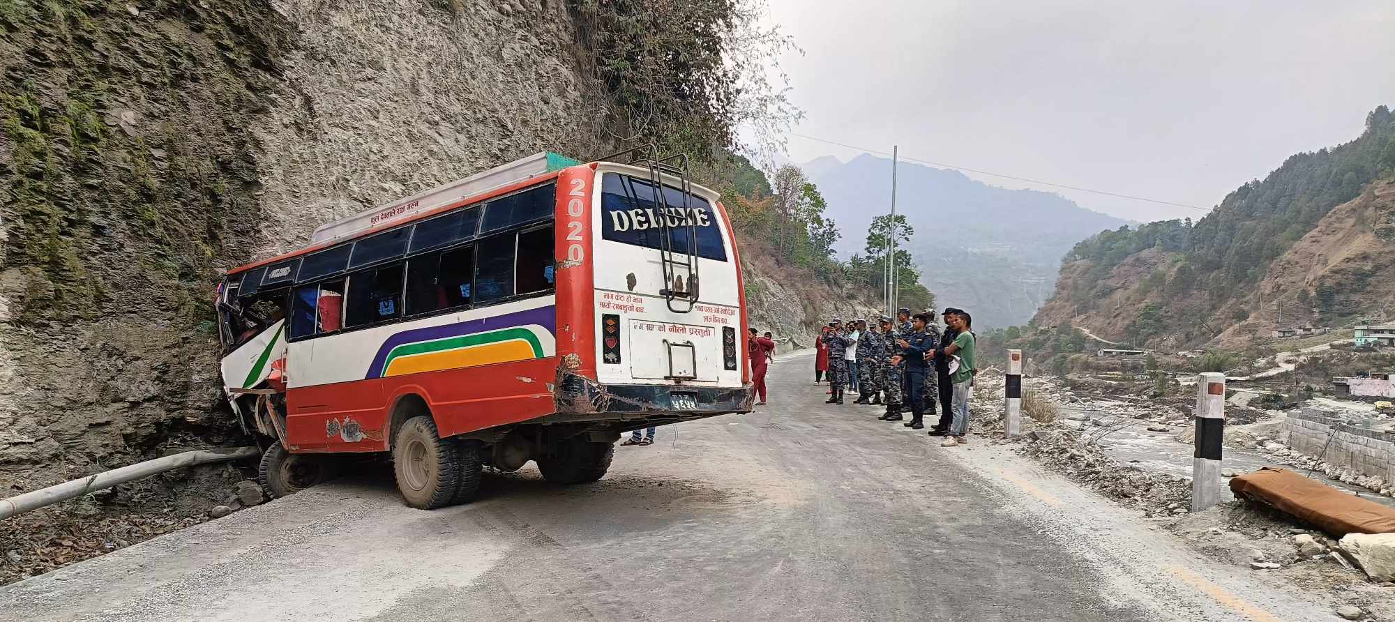 बेनीबाट घाेरेपानी जान छुटेकाे बस ५ मिनेटमै दुर्घटना, २६ जना घाईते, अधिकांश महिला, बालबालिका