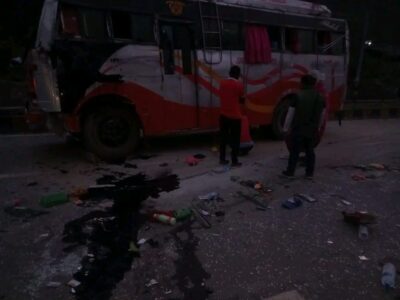काठमाडौँबाट म्याग्दीको दरबाङका लागि छुटेको बस पाेखरा स्वीखेतमा दुर्घटना, ८ जना घाइते