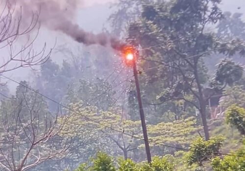 विधुत सर्टहुँँदा घारमा एक घरपसलमा आगलागी, दर्जनाैं घरका मिटर जले