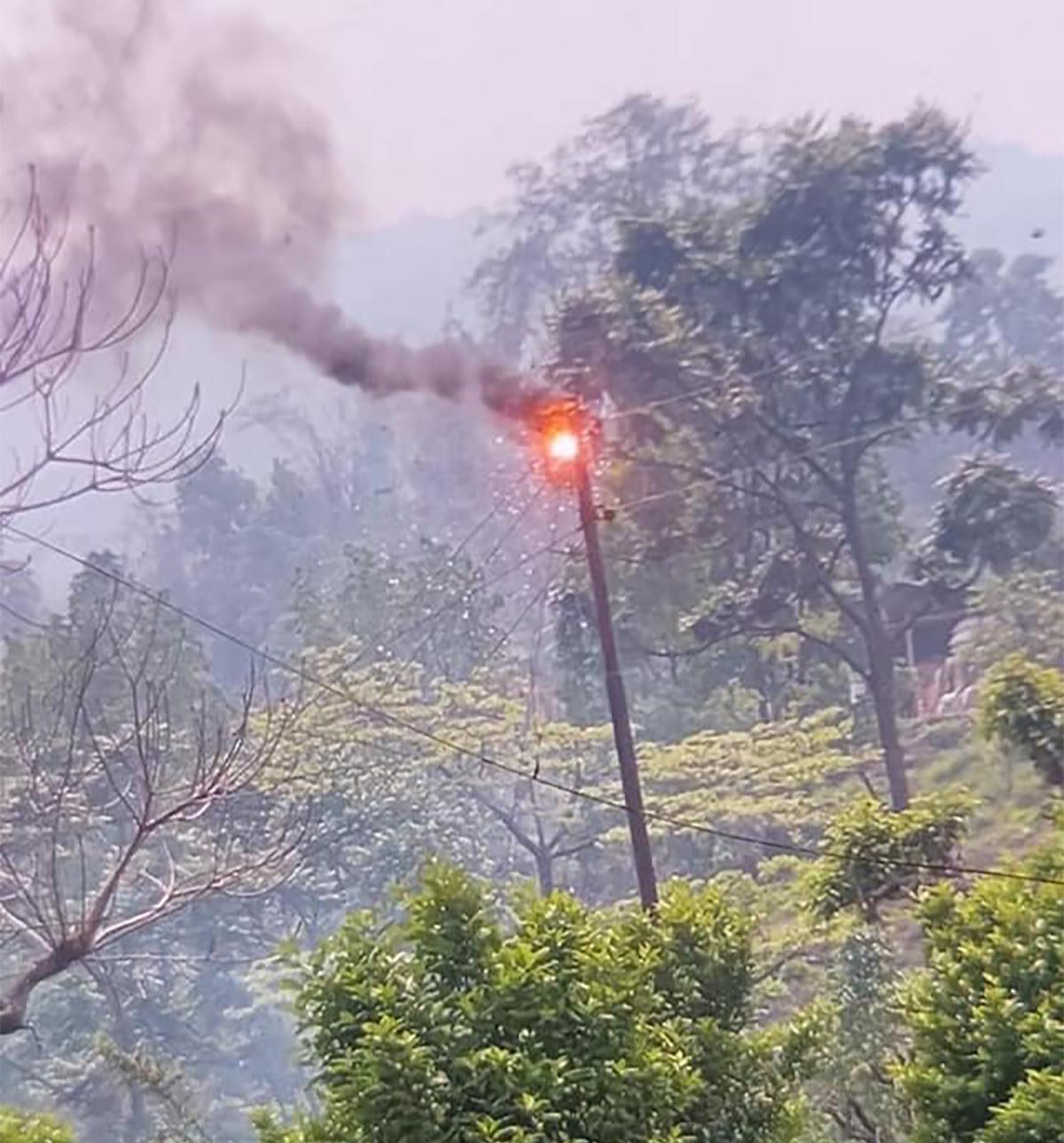 विधुत सर्टहुँँदा घारमा एक घरपसलमा आगलागी, दर्जनाैं घरका मिटर जले