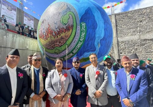 विश्वमानचित्र अंकित ग्लाेव वेलुन अनावरणगर्दै जोमसोममा ‘घरपझोङ जलवायु परिवर्तन सम्मेलन’ सुरू