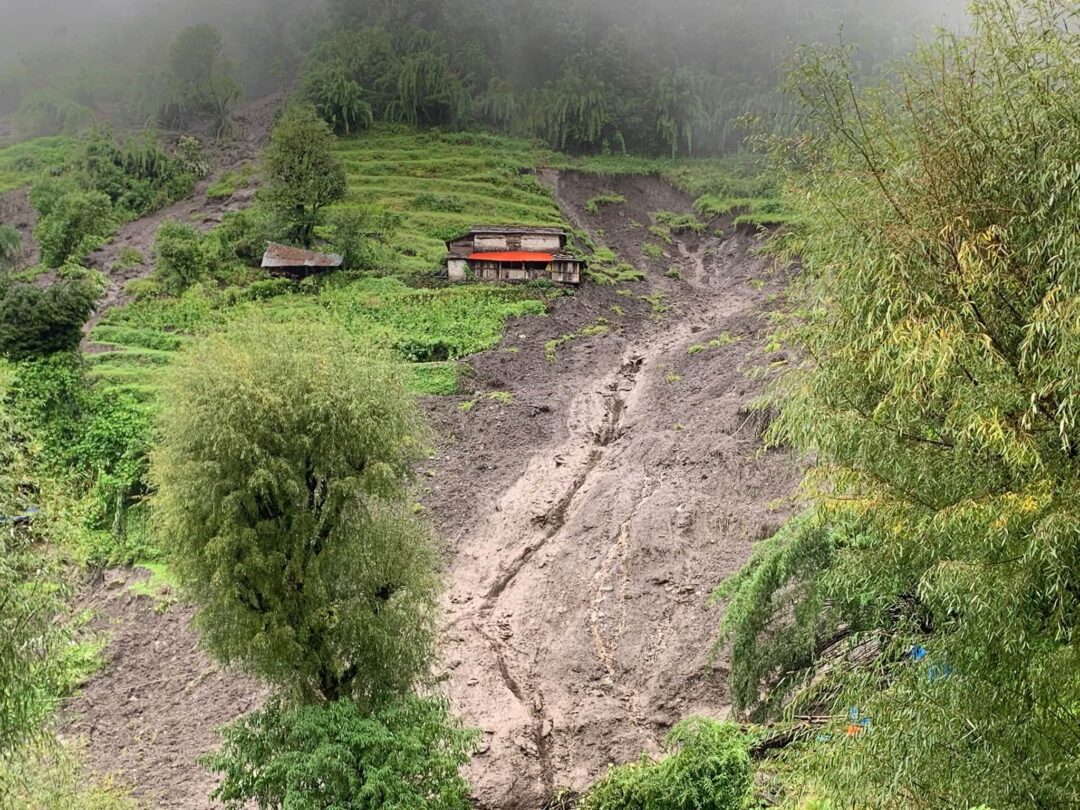 म्याग्दीमा पहिराेमा परी ७ जनाको मृत्यु, २ बेपत्ता, १०६ जनाको हेलिकप्टरबाट उद्धारगरी सुरक्षित स्थानमा लगियाे