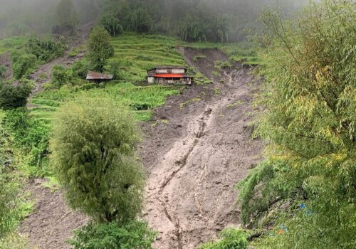 म्याग्दीमा पहिराेमा परी ७ जनाको मृत्यु, २ बेपत्ता, १०६ जनाको हेलिकप्टरबाट उद्धारगरी सुरक्षित स्थानमा लगियाे