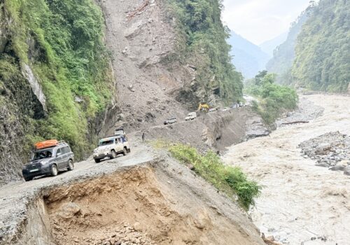 बेनी–जोमसोम सडकमा अस्थायी ट्रयाक बनेपछि गाडी चल्न थाले