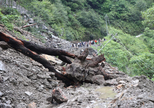 म्याग्दीमा पहिरो विधुतका तारपोल ढलाउँदा, ग्रामिण वस्तीमा विधुत अवरुद्ध