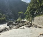 pokhare bagar बेनी–जोमसोम सडक सुचारु गर्न दुवैतर्फबाट पहिरो पन्छाउने काम तीव्र, संचार र विधुत सुचारू गर्न हेलिकप्टरमार्फत इन्धन र जेनेरेटर पुर्याइयो