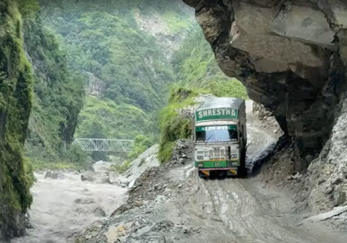 रसुवागढी बन्द भएपछि कोरला नाकामा बढे ठूला कन्टेनर, बेनी–घाँसा सडकमा दुर्घटनाको जोखिम