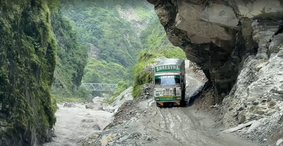 रसुवागढी बन्द भएपछि कोरला नाकामा बढे ठूला कन्टेनर, बेनी–घाँसा सडकमा दुर्घटनाको जोखिम